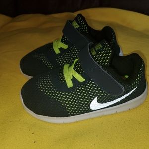 Bous nike sneakers